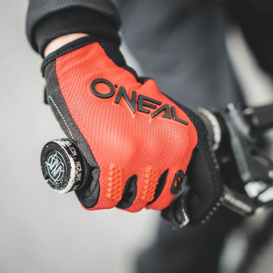 Rękawiczki O’NEAL Dla MX Enduro i MTB, wyraźny detal na dłoni rowerzysty trzymającego kierownicę.